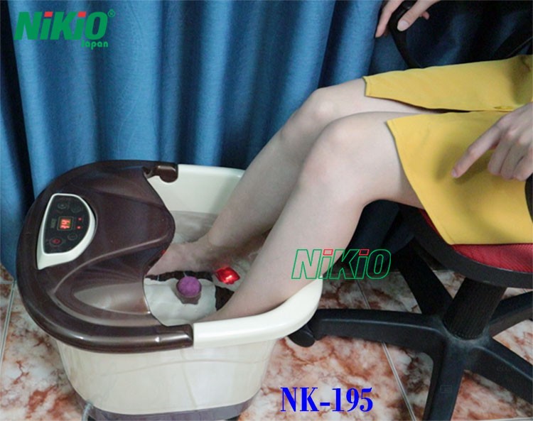 Bồn ngâm chân Nikio NK-195 làm giảm triệu chứng sưng đau gân mắt cá chân
