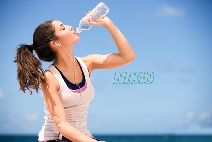 Uống nước nhiều và nghỉ ngơi đầy đủ là cách giúp thuyên giảm căng cơ chân 