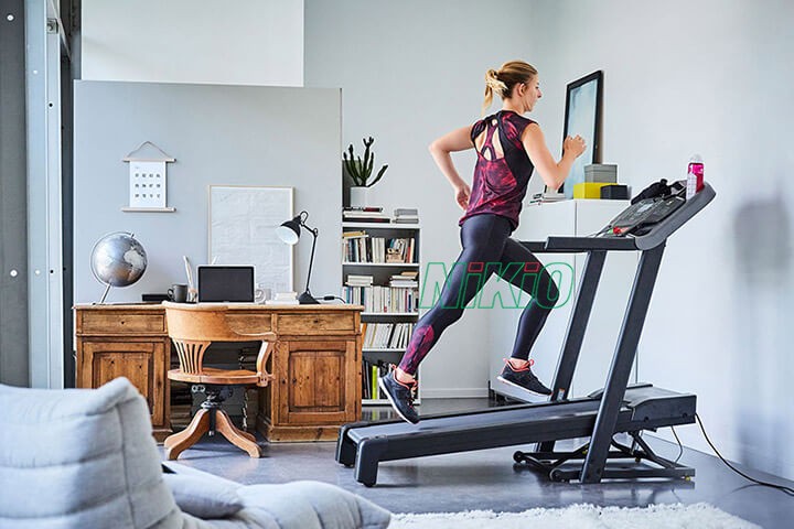 Chạy bộ trên chiếc máy chạy bộ giúp bạn năng động và giảm mỡ bụng tốt nhất 