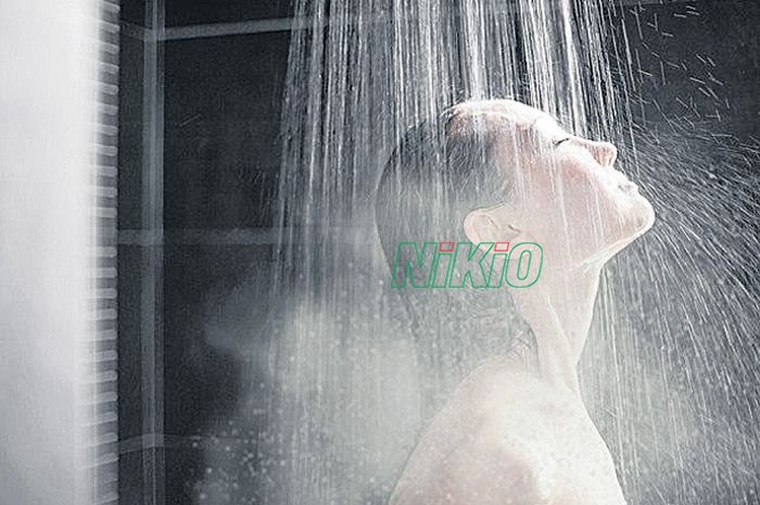 Tắm, thư giãn trong nước ấm là cách giúp khắc phục chứng đau mỏi cổ vai gáy 