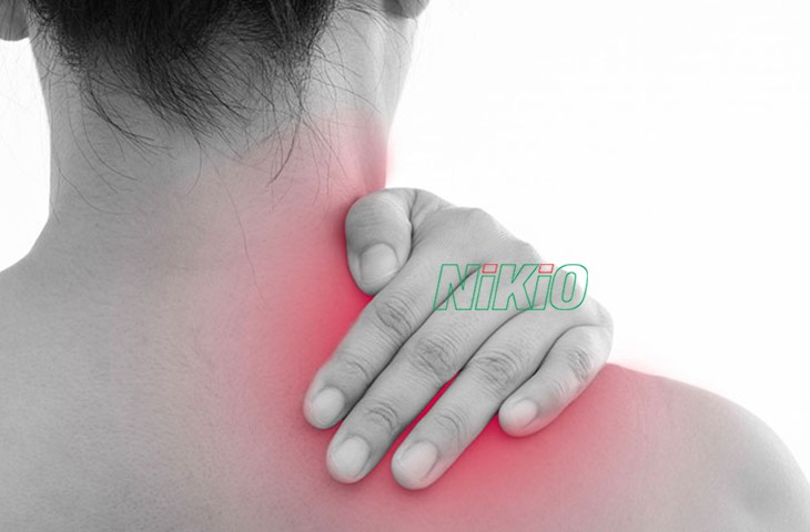 Hiện tượng đau vai gáy phải thường sẽ có cảm giác tê mỏi và khó chịu 