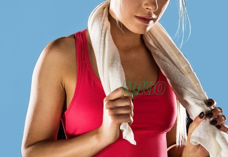 Matxa lưng và cổ bằng khăn nóng là cách tốt nhất giúp bạn đẩy lùi cơn đau