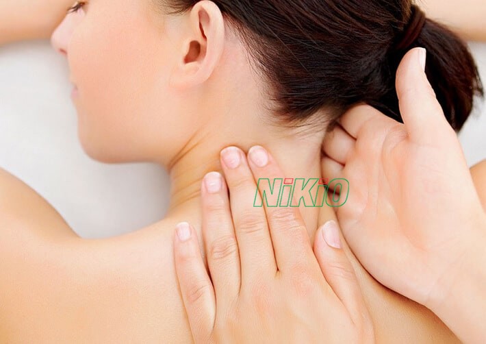 Khi mát xa cổ cần nhẹ nhàng tránh kéo mạnh bị trùng da